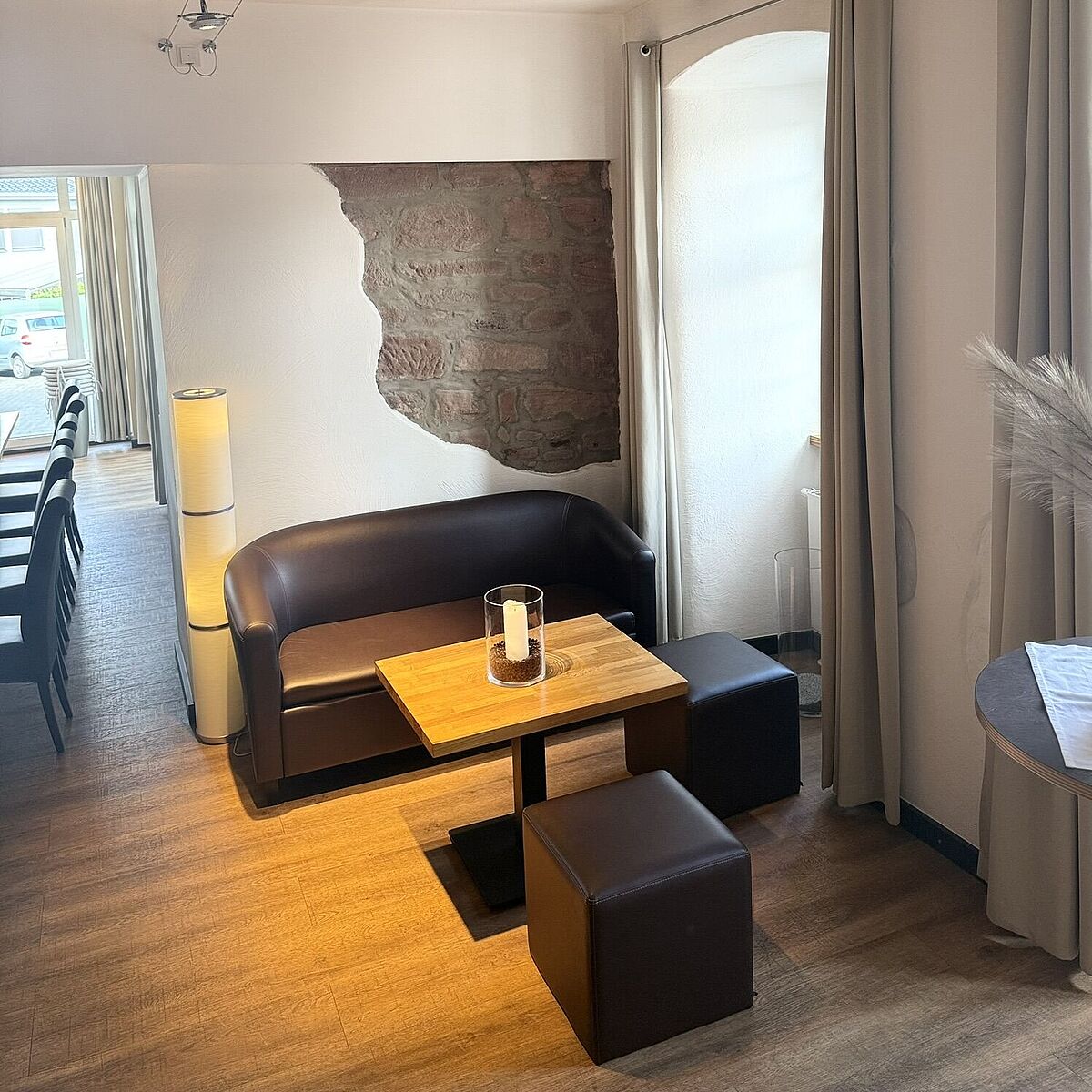 Hotel Büdingen - Frühstücksraum und Sitzgruppen