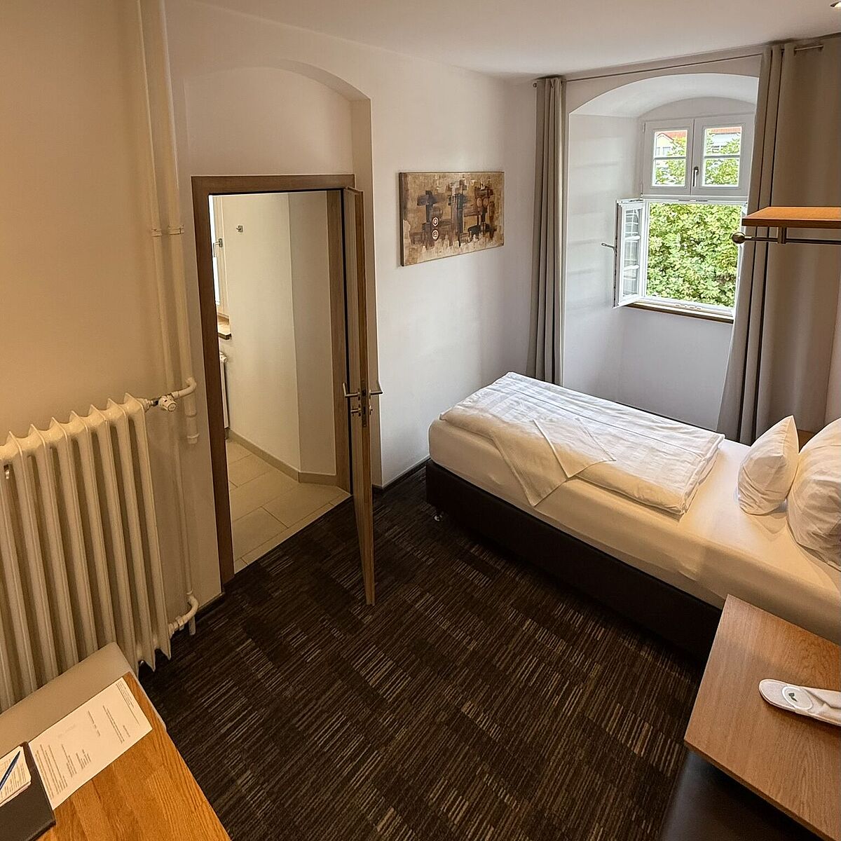 Hotel Saline Büdingen Einzelzimmer - Bett und Einrichtung
