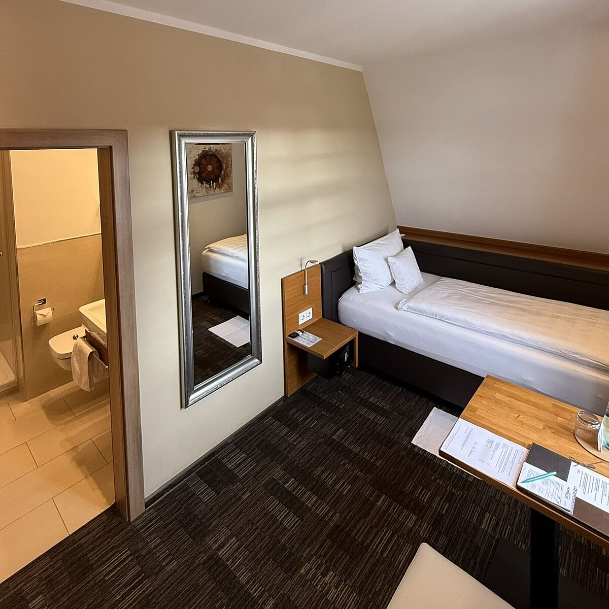 Einzelzimmer - Bett und Einrichtung