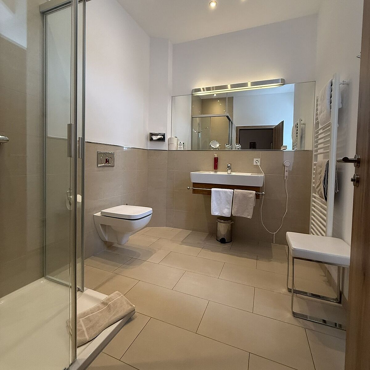 Hotel Saline Einzelzimmer Bad mit Dusche, WC und Waschbecken